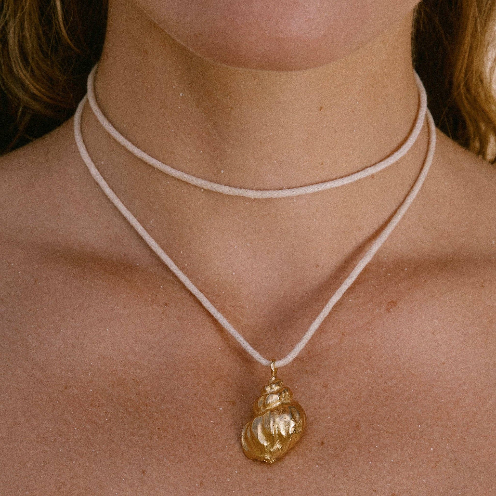 Collier coquillage doré ajustable, inspiration plage et été, style naturel chic