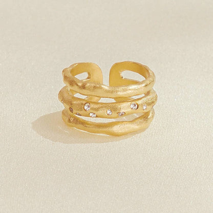 “Bague Iris en plaqué or avec trois rangées irrégulières, pierres blanches et zircon cubique, taille ajustable, fabriquée de manière éthique en France, Agapée.”